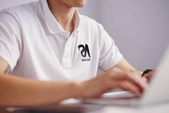 José Manuel Bonilla trabajando con el portátil