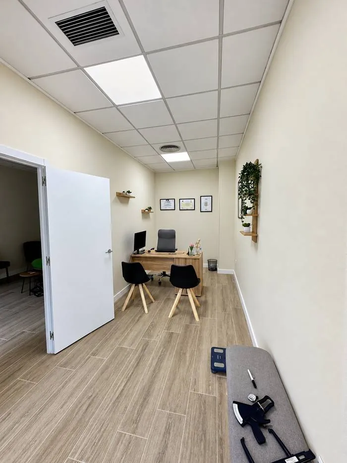 Consulta con escritorio y plantas
